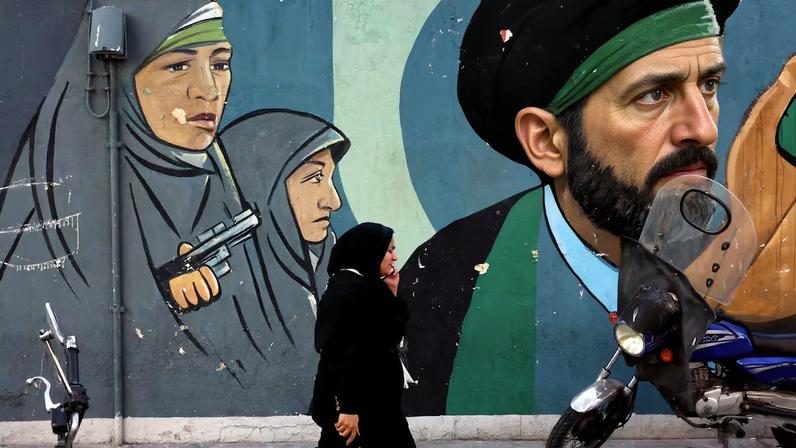Una mujer pasa este miércoles ante un cártel conmemorativo de la revolución de 1979 en Teherán, la capital de Irán.
