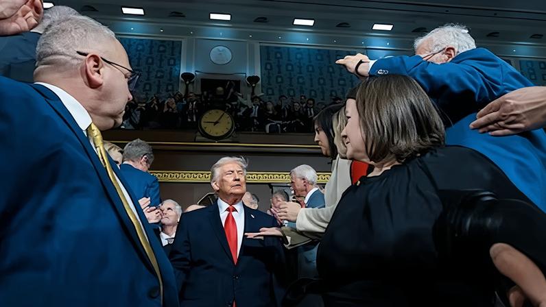 El presidente Donald Trump saluda a congresistas y magistrados del Supremo a su llegada al Capitolio.