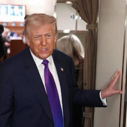 Trump diz que Obama revelou informações confidenciais ao falar de alienígenas