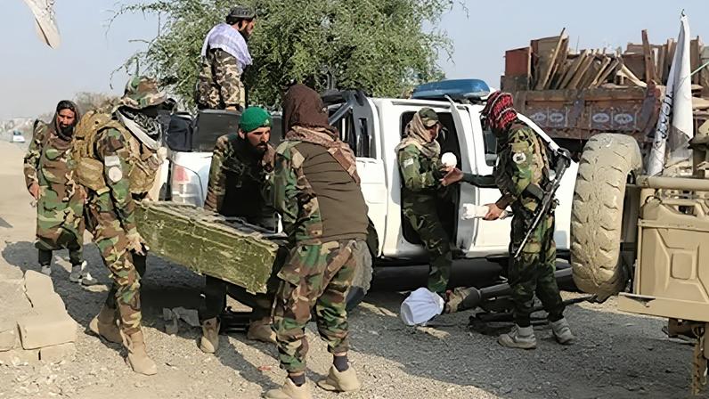 Soldados talibanes este viernes junto a la frontera con Pakistán.