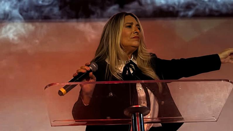 Yara Macedo, uma das organizadoras do evento, durante a preparação para a conferência.