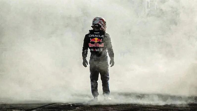Yuki Tsunoda, piloto da Red Bull, após sair do veículo em chamas em evento de exibição (Foto: Reprodução Instagram/@leonczik)