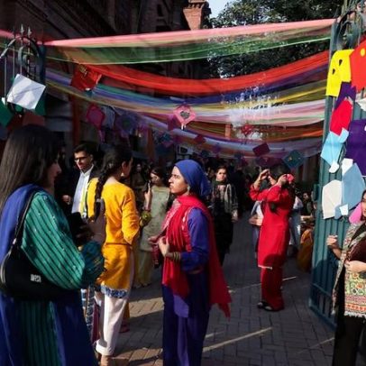 Festival retorna a Lahore após longa proibição, com pipas e cânticos