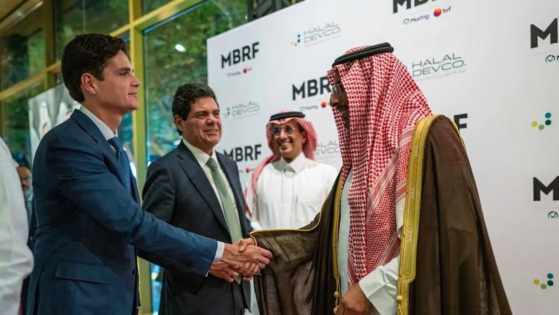 Marquinhos Molina ao lado do pai, Marcos Molina, em evento com lideranças sauditas no Oriente Médio: jeito próprio de fazer negócios na região