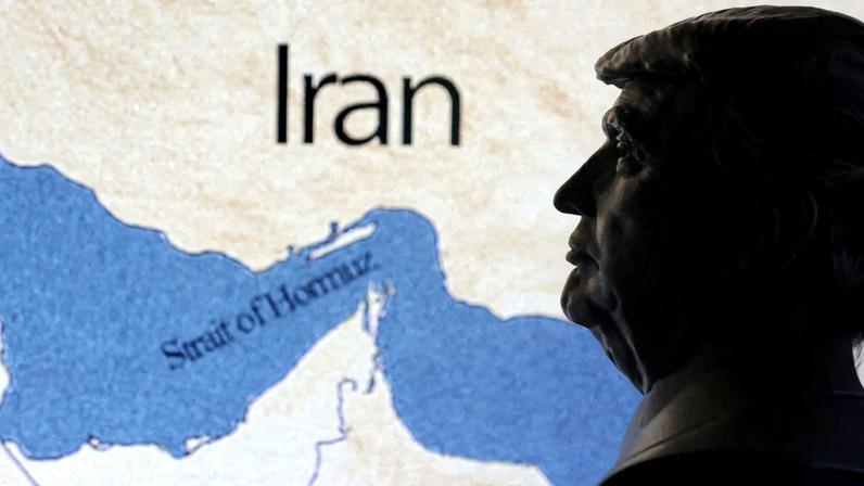 A map showig the Strait of Hormuz and Iran is seen behind a 3D printed miniature of U.S. President Donald Trump in this illustration taken June 22, 2025. REUTERS/Dado Ruvic/Illustration/File Photo