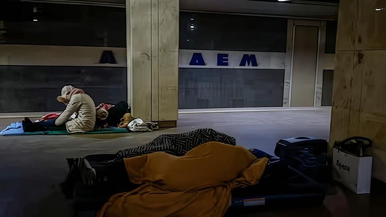 Varias personas se refugian en el metro de Kiev durante el ataque ruso en la madrugada de este martes.