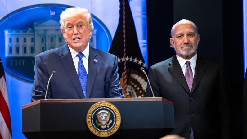 Depois que a Suprema Corte dos EUA invalidou as tarifas do presidente, ele anunciou novos impostos globais de importação (Foto: Bonnie Cash/UPI/Bloomberg)