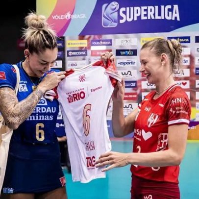 Thaísa recebe homenagem do Tijuca em jogo da superliga feminina