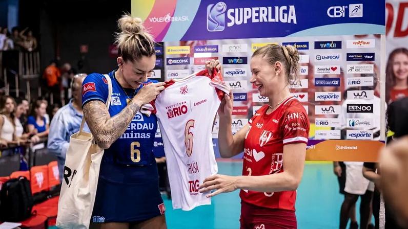 Thaísa recebe homenagem do Tijuca em jogo da superliga feminina