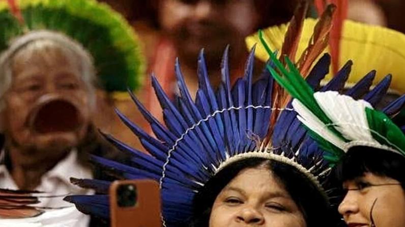 A ministra dos Povos indígenas, Sonia Guajajara, e a deputada Célia Xakriabá, no STF; ao fundo, o Cacique Raoni