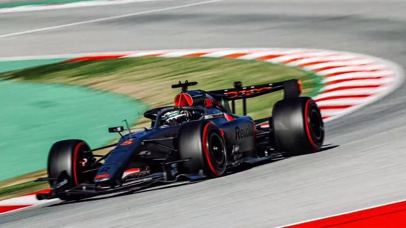 Carro Audi na pista durante o Barcelona Shakedown — Foto: Divulgação/Audi/F1