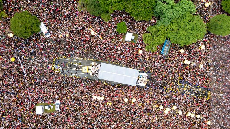 Imagem aérea de uma multidão em evento do pré-carnaval em SP. (Foto: Isaac Fontana / EFE)