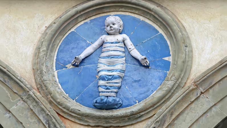 Terracotta bas-relief bambini by Andrea della Robbia have become the emblem of the Ospedale degli Innocenti