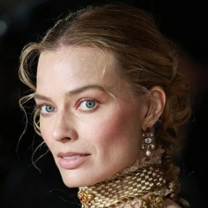 Margot Robbie usa acessório com DNA da autora de O Morro dos Ventos Uivantes