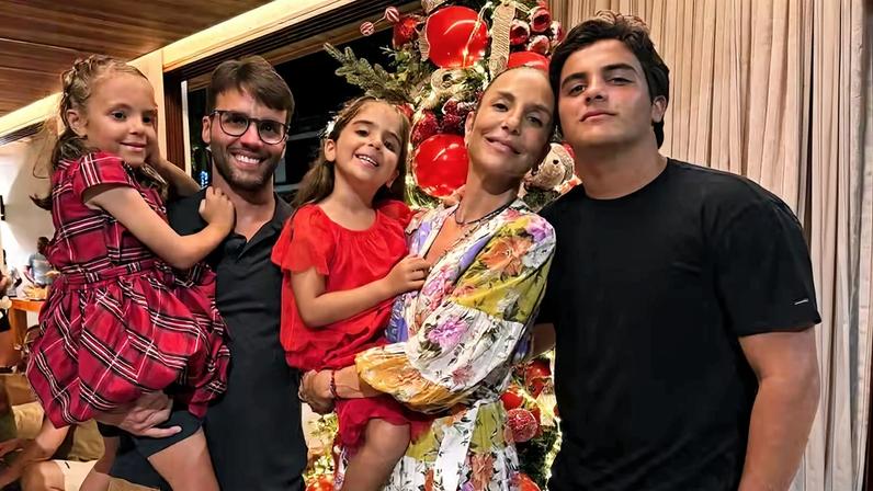 Ivete Sangalo e Daniel Cady com os filhos, Helena, Marina e Marcelo — Foto: Instagram