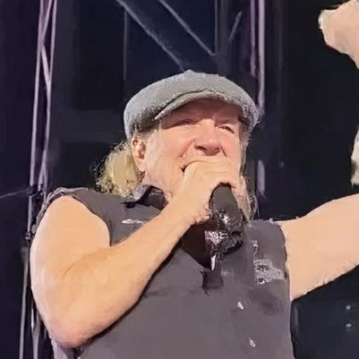 Vocalista do AC/DC levanta bandeira do Corinthians durante show no Morumbi