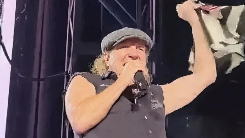 Durante o show do AC/DC em São Paulo, nesta terça-feira (24), o vocalista Brian Johnson levantou a bandeira do Corinthians no palco
