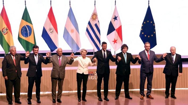 Líderes mundiais na cerimônia de assinatura do acordo comercial entre a União Europeia e o Mercosul.
