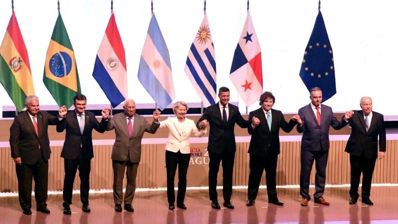 Líderes mundiais na cerimônia de assinatura do acordo comercial entre a União Europeia e o Mercosul. Créditos: DANIEL DUARTE / AFP EM INGLÊS