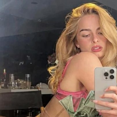 Addison Rae vestido de látex invisível com dinheiro falso na afterparty Grammys