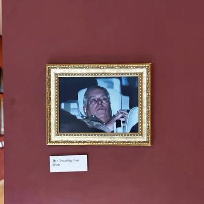 Foto de Andrew Mountbatten-Windsor pendurada no Louvre por ativistas