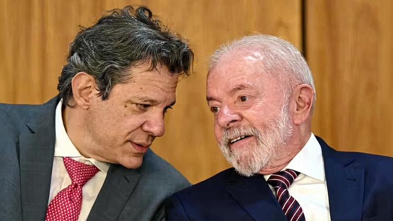 Haddad e Lula conversam durante evento no Palácio do Planalto em 28 de julho de 2025. — Foto: Evaristo SA / AFP