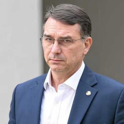 Flávio Bolsonaro detalha estratégia do PL nos estados com apoio do pai