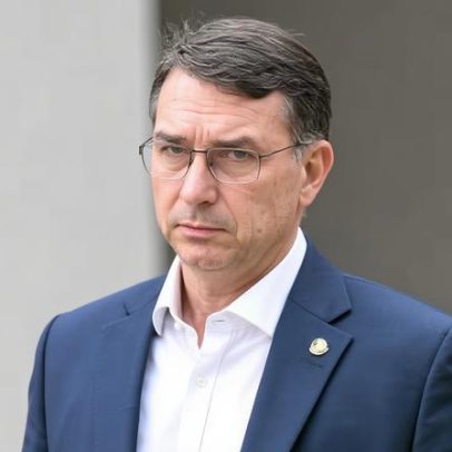 Flávio Bolsonaro é apontado como candidato do pai, segundo O Assunto