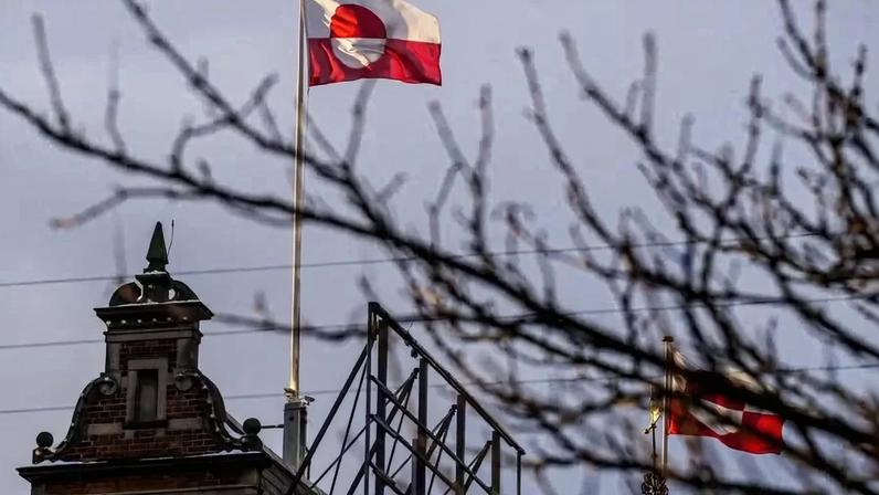 A bandeira da Groenlândia (Erfalasorput) tremula no telhado do Castelo de Tivoli, em Copenhague — Foto: IDA MARIE ODGAARD/RITZAU SCANPIX/AFP