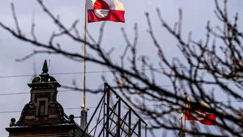 A bandeira da Groenlândia (Erfalasorput) tremula no telhado do Castelo de Tivoli, em Copenhague — Foto: IDA MARIE ODGAARD/RITZAU SCANPIX/AFP