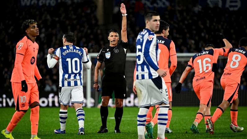 O árbitro marca impedimento de Yamal em gol do Barcelona contra a Real Sociedad — Foto: ANDER GILLENEA / AFP