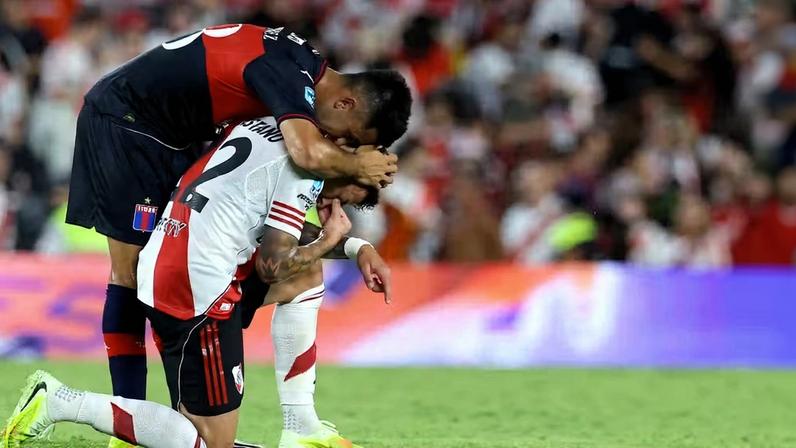Jogador do Tigre consola um defensor do River Plate na goleada sobre o rival no Monumental — Foto: Alejandro PAGNI / AFP