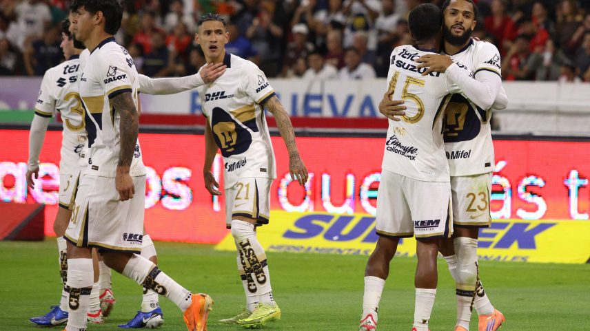 Juninho comemora com Pedro Vite, para quem deu bela assistência no jogo contra o Atlas — Foto: Foto por ROBERTO ANTILLON/AFP