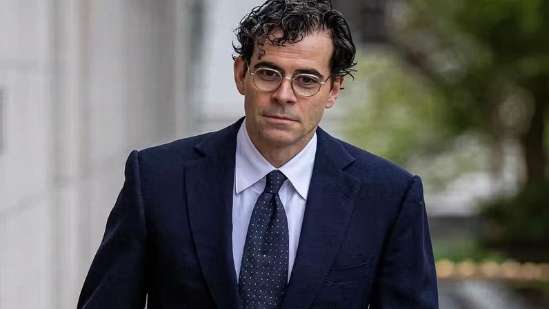 Adam Mosseri, CEO do Instagram, chega a tribunal em Los Angeles para depor em julgamento onde a rede social e o YouTube são acusados de serem programados para viciar crianças e adolescentes — Foto: Ethan Swope/Getty Images/AFP