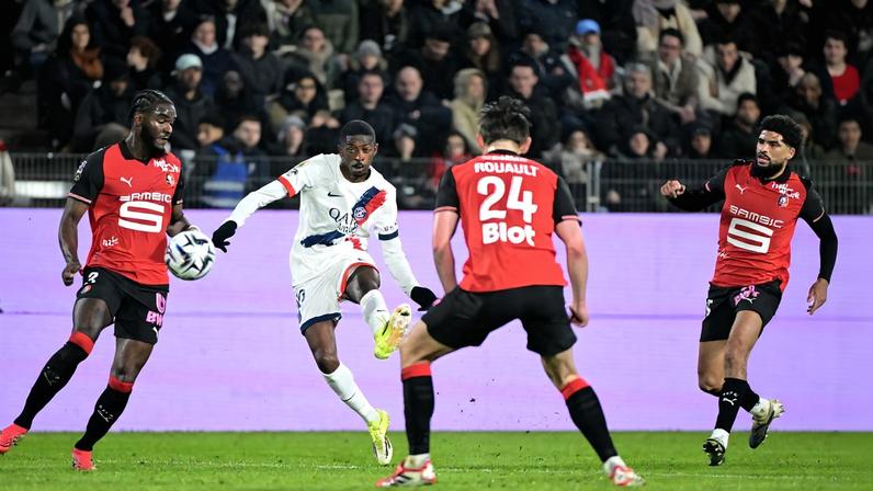 Dembélé em ação pelo PSG na derrota para o Rennes — Foto: Damien MEYER / AFP
