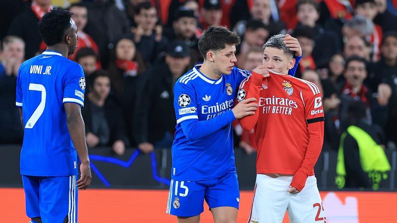 Prestianni ofende Vini Jr. com a camisa sobre a boca — Foto: PATRICIA DE MELO MOREIRA / AFP