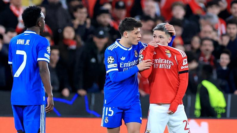 Prestianni ofende Vini Jr. com a camisa sobre a boca — Foto: PATRICIA DE MELO MOREIRA / AFP