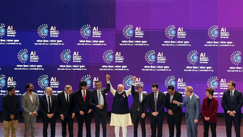 Primeiro-ministro da Índia, Narendra Modi (C), em grupo com líderes de empresas de IA na Cúpula de Impacto da IA ​​em Nova Delhi. — Foto: LUDOVIC MARIN / AFP
