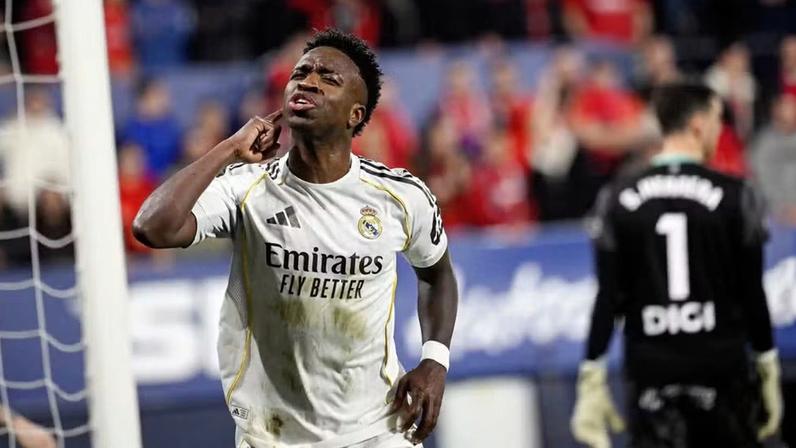 Vini Jr comemora gol do Real Madrid sobre o Osasuna — Foto: AFP