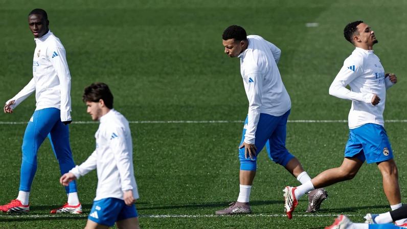 Mbappé sentiu dores no joelho esquerdo em treino nesta terça-feira — Foto: AFP