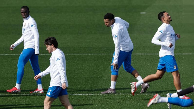 Mbappé sentiu dores no joelho esquerdo em treino nesta terça-feira — Foto: AFP