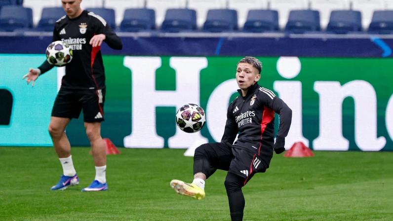 Gianluca Prestianni, acusado de racismo por Vini Jr., treina no Santiago Bernabéu — Foto: Oscar DEL POZO / AFP