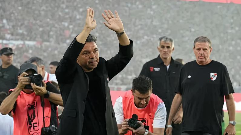 Marcelo Gallardo é ovacionado pela torcida do River Plate na sua despedida do clube — Foto: Luis ROBAYO / AFP
