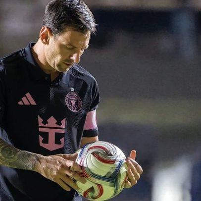 Messi é derrubado por segurança durante invasão de torcedores em Porto Rico
