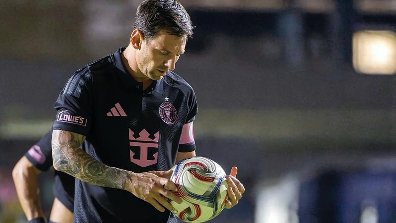 Messi é derrubado por segurança em invasão de torcedores em Porto Rico — Foto: Reprodução