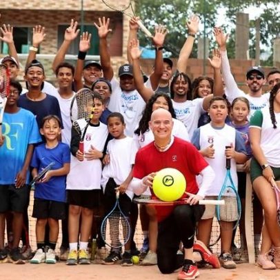 Agassi treina com jovens da Escolinha Fabiano de Paula na Rocinha