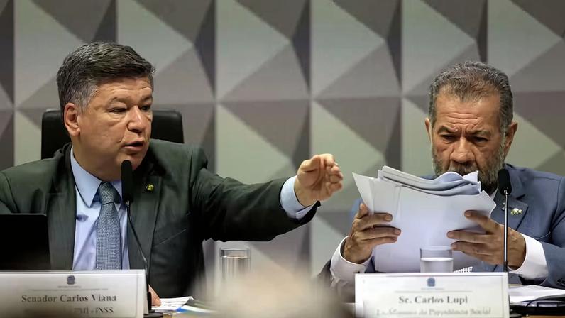 O senador Carlos Viana (Podemos-MG) (E), presidente da Comissão Parlamentar Mista de Inquérito (CPMI) que investiga fraudes contra aposentados e pensionistas do Instituto Nacional do Seguro Social (INSS), durante sessão para ouvir o depoimento do ex-ministro da Previdência, Carlos Lupi (D), no Congresso Nacional, em Brasília, nesta segunda-feira, 8 de setembro de 2025. — Foto: Wilton Junior/Estadão Conteúdo