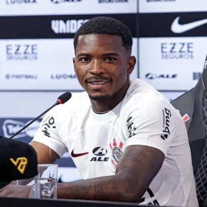 Cacá desembarca em Salvador para assinar com o Vitória, emprestado pelo Corinthians