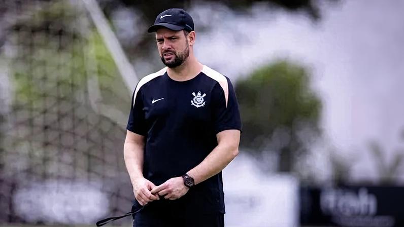 Lucsa Silvestre é auxiliar técnico do Corinthians