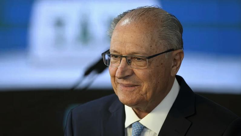 O vice-presidente, Geraldo Alckmin, durante cerimônia de assinatura de medida provisória que concede isenção da taxa de serviço metrológico para verificação de taxímetros. — Foto: Mateus Bonomi/Estadão Conteúdo